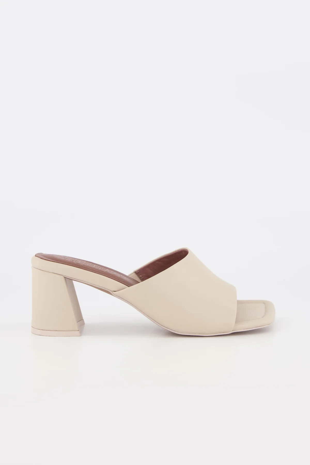 Lola - Image 9